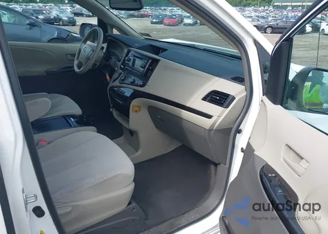 2011 Toyota Sienna Le V6 z USA, uszkodzony, nr VIN 5TDKK3DC5BS036646